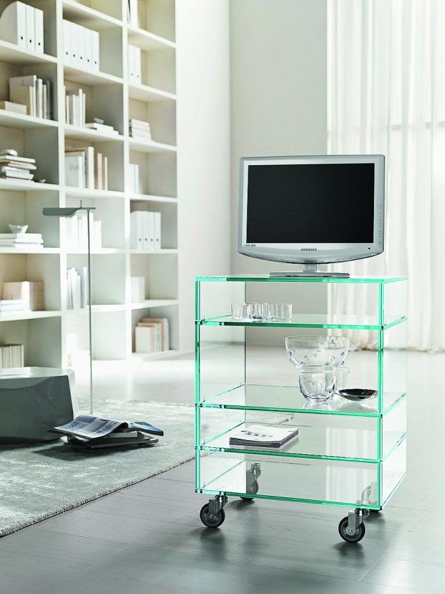 Le grandi ruote gommate, di ispirazione industrial, creano un piacevole contrasto con la raffinatezza della struttura trasparente.
Grattacielo HI-FI di Tonelli Design può essere completato da cassetti in legno o cuoio. Misura L 58 x P 45 x H 80 cm; costa 1.085 euro. www.tonellidesign.it Le grandi ruote gommate, di ispirazione industrial, creano un piacevole contrasto con la raffinatezza della struttura trasparente.
Grattacielo HI-FI di Tonelli Design può essere completato da cassetti in legno o cuoio. Misura L 58 x P 45 x H 80 cm; costa 1.085 euro. www.tonellidesign.it