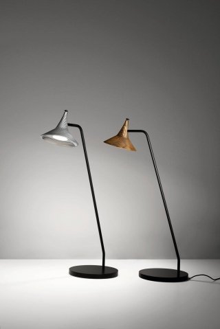 Oversize. Unterlinden nasce come lampada da tavolo. Ma accanto al letto con mensola integrata è la soluzione per avere la luce all'altezza giusta. Di Artemide, a Led, con diffusore in ottone o alluminio, misura L 16 x P 30 x H 51,5 cm e costa a partire da 470 euro. www.artemide.it Oversize. Unterlinden nasce come lampada da tavolo. Ma accanto al letto con mensola integrata è la soluzione per avere la luce all'altezza giusta. Di Artemide, a Led, con diffusore in ottone o alluminio, misura L 16 x P 30 x H 51,5 cm e costa a partire da 470 euro. www.artemide.it