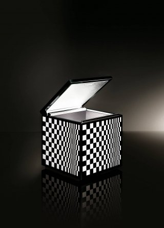 Il cubo magico. Alzando il coperchio si accende, abbassandolo si spegne: questo il meccanismo di Cuboled, pensata per leggere a letto. Il fascio di luce a Led integrato si può orientare con il top/riflettore. Di Cini&Nils, realizzata in tecnopolimeri, esiste in 15 varianti, misura L 10 x P 10 x H 11 cm e costa da 117 euro Iva esclusa.www.calligaris.it, Il cubo magico. Alzando il coperchio si accende, abbassandolo si spegne: questo il meccanismo di Cuboled, pensata per leggere a letto. Il fascio di luce a Led integrato si può orientare con il top/riflettore. Di Cini&Nils, realizzata in tecnopolimeri, esiste in 15 varianti, misura L 10 x P 10 x H 11 cm e costa da 117 euro Iva esclusa.www.calligaris.it,