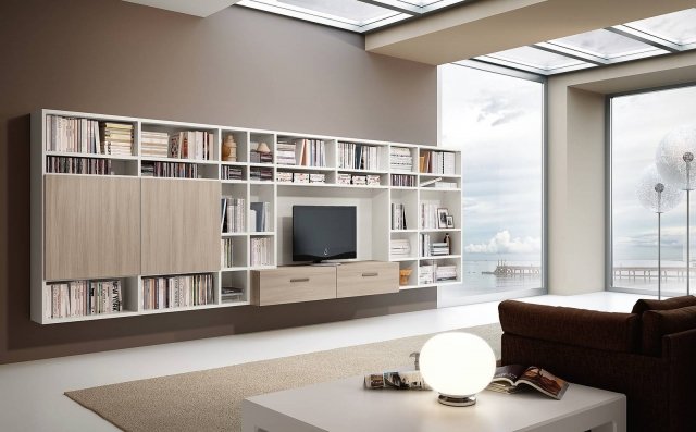 Un grande volume, con sezioni dedicate a libri, oggetti e tv, risulta visivamente più leggero, perché appeso alla parete. È realizzabile praticamente su misura la composizione Lineare 82 di Ferrimobili. In finitura olmo natura e larice bianco nella misura L 485,6 x P 30/46,7 x H 162,8 cm, Iva esclusa costa 3.229 euro. www.ferrimobili.com Un grande volume, con sezioni dedicate a libri, oggetti e tv, risulta visivamente più leggero, perché appeso alla parete. È realizzabile praticamente su misura la composizione Lineare 82 di Ferrimobili. In finitura olmo natura e larice bianco nella misura L 485,6 x P 30/46,7 x H 162,8 cm, Iva esclusa costa 3.229 euro. www.ferrimobili.com