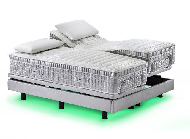 Magniflex Smartech Un rivoluzionario sistema letto brevettato da Magniflex che comprende materasso, rete e applicazione per la raccolta e la consultazione dei dati. Grazie al sistema di acquisizione dati, questa rivoluzionaria tecnologia applicata al materasso riesce a rilevare e a registrare sullo smartphone associato informazioni sul sonno, quali: orario di inizio del sonno, orario di risveglio, durata del riposo, % di sonno profondo e sonno leggero, numero di volte in cui ci si è alzati durante la notte, battito cardiaco e frequenza media respiratoria, numero di movimenti durante la notte. Incrociando questi dati, la tecnologia Smartech ha la possibilità di ottenere una valutazione degli stadi del sonno in modo tale da poter monitorarne, ogni notte, la durata, la stabilità e la profondità perseguendo una buona qualità del riposo. Inoltre, attraverso il sistema “REAL TIME” è possibile monitorare la temperatura del materasso, la temperatura della stanza, la luminosità della stanza e l’intensità sonora, e tutti i dati relativi alla persona, in tempo reale. Mentre attraverso la funzione “I CARE” si può monitorare a distanza la qualità del riposo dei nostri cari comodamente attraverso l’applicazione. Smartech consente di impostare alcune funzioni relative alla base letto, tra cui: alzata testa o gambe, massaggio testa o gambe, impostazione di reset automatico, sgonfiamento gambe, zero gravity, posizione ideale per la lettura e anti-russamento. www.magniflex.com Magniflex Smartech Un rivoluzionario sistema letto brevettato da Magniflex che comprende materasso, rete e applicazione per la raccolta e la consultazione dei dati. Grazie al sistema di acquisizione dati, questa rivoluzionaria tecnologia applicata al materasso riesce a rilevare e a registrare sullo smartphone associato informazioni sul sonno, quali: orario di inizio del sonno, orario di risveglio, durata del riposo, % di sonno profondo e sonno leggero, numero di volte in cui ci si è alzati durante la notte, battito cardiaco e frequenza media respiratoria, numero di movimenti durante la notte. Incrociando questi dati, la tecnologia Smartech ha la possibilità di ottenere una valutazione degli stadi del sonno in modo tale da poter monitorarne, ogni notte, la durata, la stabilità e la profondità perseguendo una buona qualità del riposo. Inoltre, attraverso il sistema “REAL TIME” è possibile monitorare la temperatura del materasso, la temperatura della stanza, la luminosità della stanza e l’intensità sonora, e tutti i dati relativi alla persona, in tempo reale. Mentre attraverso la funzione “I CARE” si può monitorare a distanza la qualità del riposo dei nostri cari comodamente attraverso l’applicazione. Smartech consente di impostare alcune funzioni relative alla base letto, tra cui: alzata testa o gambe, massaggio testa o gambe, impostazione di reset automatico, sgonfiamento gambe, zero gravity, posizione ideale per la lettura e anti-russamento. www.magniflex.com