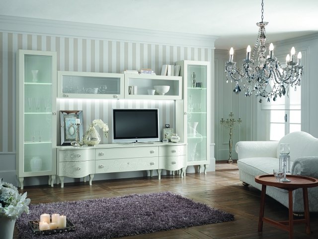 Ingentilito da piedini torniti in legno e dal frontale tondeggiante della base, il mobile offre tanti moduli per contenere, oltre a un piano d’appoggio per la tv.
Con decori eseguiti a mano, la composizione 22 coll. Notredame Day di Mobilificio A.G. ha cassetti con guide blumotion. La base misura L 244 x P 60 x H 65 cm, la vetrina è alta H 220; l’insieme costa 4.855 euro. www.mobilificioag.it Ingentilito da piedini torniti in legno e dal frontale tondeggiante della base, il mobile offre tanti moduli per contenere, oltre a un piano d’appoggio per la tv.
Con decori eseguiti a mano, la composizione 22 coll. Notredame Day di Mobilificio A.G. ha cassetti con guide blumotion. La base misura L 244 x P 60 x H 65 cm, la vetrina è alta H 220; l’insieme costa 4.855 euro. www.mobilificioag.it