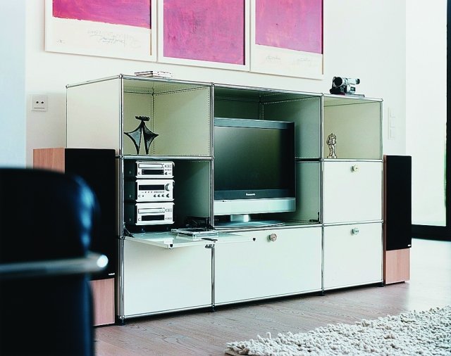 I moduli del sistema di USM Haller sono configurabili liberamente. Tra gli accessori, a disposizione anche l’opzione passaggio cavi. Nella misura L 150 x P 50 x H 105 cm costa 3.000 euro, Iva esclusa. I moduli del sistema di USM Haller sono configurabili liberamente. Tra gli accessori, a disposizione anche l’opzione passaggio cavi. Nella misura L 150 x P 50 x H 105 cm costa 3.000 euro, Iva esclusa.