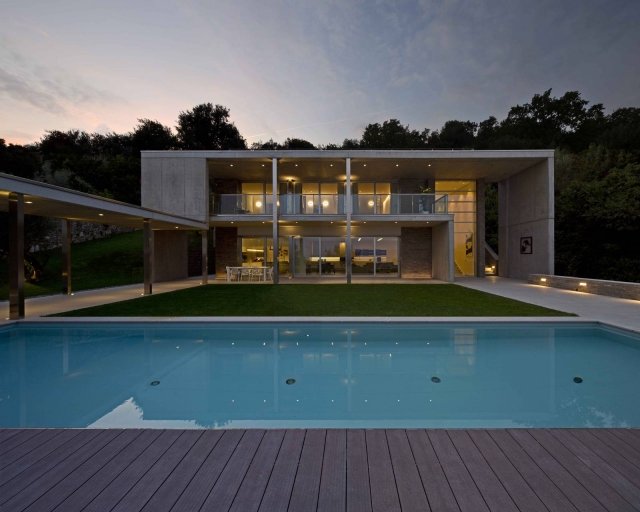 solarium a liste di legno, la piscina, il berceau in muratura, il prato chiuso da una cornice in pietra solarium a liste di legno, la piscina, il berceau in muratura, il prato chiuso da una cornice in pietra