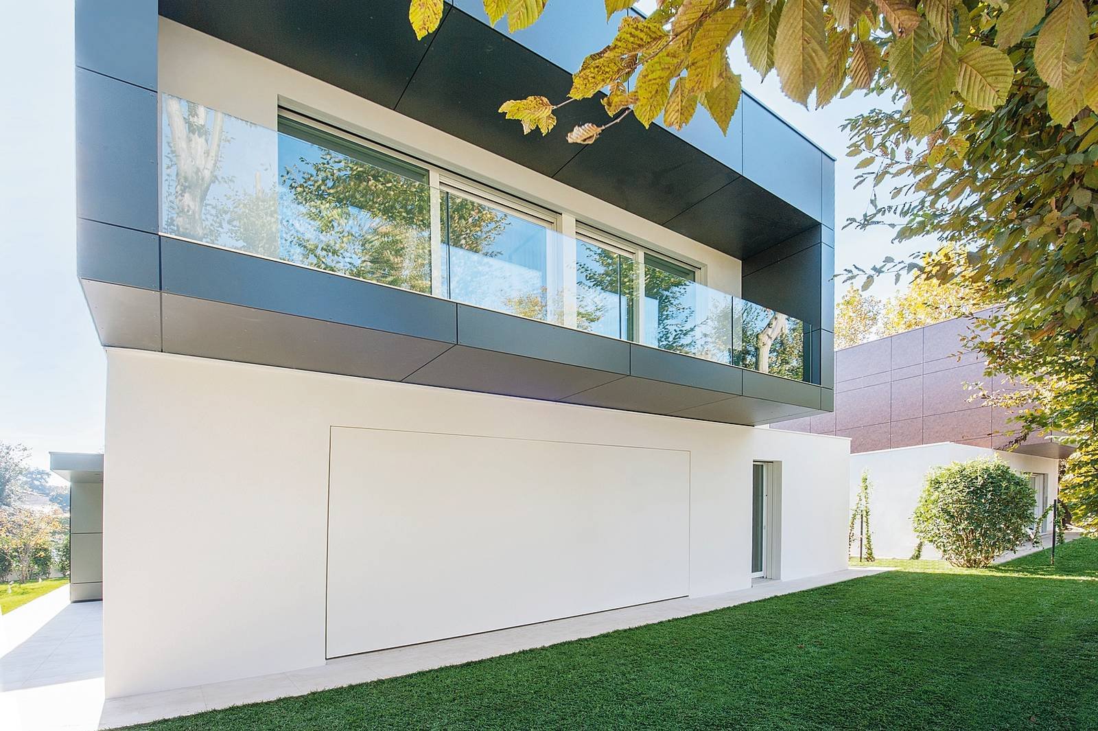 Rasomuro, la porta basculante Invisible di De Nardi si mimetizza con il muro della casa. La finitura esterna viene applicata direttamente in opera, in base alle caratteristiche della facciata dell’edificio; il rivestimento interno può essere in legno Okoumè o in lamiera grecata, verniciato con diverse tinte a scelta. Per una luce da 6 mq, costa a partire da 1.500 euro (IVA esclusa). www.denardi.it Rasomuro, la porta basculante Invisible di De Nardi si mimetizza con il muro della casa. La finitura esterna viene applicata direttamente in opera, in base alle caratteristiche della facciata dell’edificio; il rivestimento interno può essere in legno Okoumè o in lamiera grecata, verniciato con diverse tinte a scelta. Per una luce da 6 mq, costa a partire da 1.500 euro (IVA esclusa). www.denardi.it