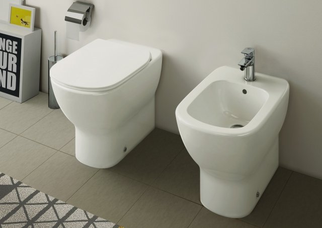Sono in ceramica bianca i sanitari a terra della linea Tesi di Ideal Standard per un bagno moderno. Il vaso filo parete misura L 55,5 x P 36,5 cm e costa, con sedile slim, 336 euro; il bidet filo parete misura L 55 x P 36 cm e costa 206 euro. www.idealstandard.it Sono in ceramica bianca i sanitari a terra della linea Tesi di Ideal Standard per un bagno moderno. Il vaso filo parete misura L 55,5 x P 36,5 cm e costa, con sedile slim, 336 euro; il bidet filo parete misura L 55 x P 36 cm e costa 206 euro. www.idealstandard.it