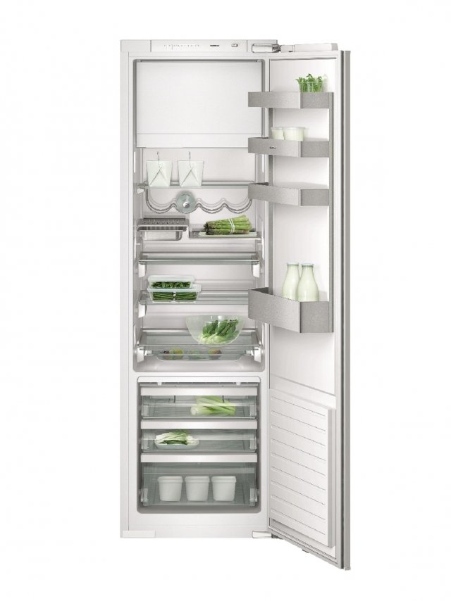 Funziona con regolazione elettronica della temperatura tramite display il centro di raffreddamento integrabile RB287203 di Gaggenau che limita la rumorosità a 39 dB(A). Ha movimento controllato dei cassetti e dei ripiani su guide completamente estraibili e ammortizzate. È in classe di efficienza energetica A++. Misura L 55,6 x P 56 x H 177,2 cm. Prezzo su richiesta. www.gaggenau.it Funziona con regolazione elettronica della temperatura tramite display il centro di raffreddamento integrabile RB287203 di Gaggenau che limita la rumorosità a 39 dB(A). Ha movimento controllato dei cassetti e dei ripiani su guide completamente estraibili e ammortizzate. È in classe di efficienza energetica A++. Misura L 55,6 x P 56 x H 177,2 cm. Prezzo su richiesta. www.gaggenau.it