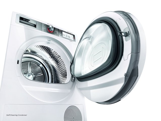 Ha condensatore autopulente che elimina l’incombenza della pulizia manuale l’asciugatrice a pompa di calore WTY877H8IT di Bosch in classe di efficienza energetica A+++. Con Home Connect per il controllo remoto, ha una capacità di carico di 8 kg. Misura L 59,8 x P 59,9 x H 84,2 cm. Prezzo 1.399 euro. www.bosch-home.com/it/ Ha condensatore autopulente che elimina l’incombenza della pulizia manuale l’asciugatrice a pompa di calore WTY877H8IT di Bosch in classe di efficienza energetica A+++. Con Home Connect per il controllo remoto, ha una capacità di carico di 8 kg. Misura L 59,8 x P 59,9 x H 84,2 cm. Prezzo 1.399 euro. www.bosch-home.com/it/