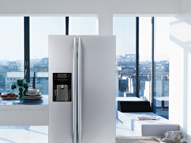 Il frigorifero side by side a libera installazione FSBS 6001 NF IWD XS di Franke produce una rumorosità di 41 dB(A). In classe di efficienza energetica A+ e con sistema di raffreddamento Total No Frost, ha una capacità netta totale di 518 l. È dotato di dispenser acqua e ghiaccio e di controllo elettronico dell’umidità Fresh Holder. Misura L 91,2 x P 60 x H 177 cm. Prezzo 3.367 euro. www.franke.it Il frigorifero side by side a libera installazione FSBS 6001 NF IWD XS di Franke produce una rumorosità di 41 dB(A). In classe di efficienza energetica A+ e con sistema di raffreddamento Total No Frost, ha una capacità netta totale di 518 l. È dotato di dispenser acqua e ghiaccio e di controllo elettronico dell’umidità Fresh Holder. Misura L 91,2 x P 60 x H 177 cm. Prezzo 3.367 euro. www.franke.it