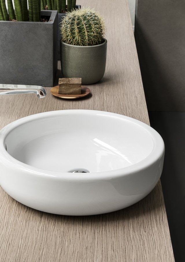 Ha forma rotonda la bacinella da appoggio 45 (SPR) della collezione Easy 0.2 di Pozzi Ginori in Fine Fire Clay bianca lucida. Misura ø 45 cm. Prezzo, Iva esclusa, 269 euro. www.pozzi-ginori.it Ha forma rotonda la bacinella da appoggio 45 (SPR) della collezione Easy 0.2 di Pozzi Ginori in Fine Fire Clay bianca lucida. Misura ø 45 cm. Prezzo, Iva esclusa, 269 euro. www.pozzi-ginori.it