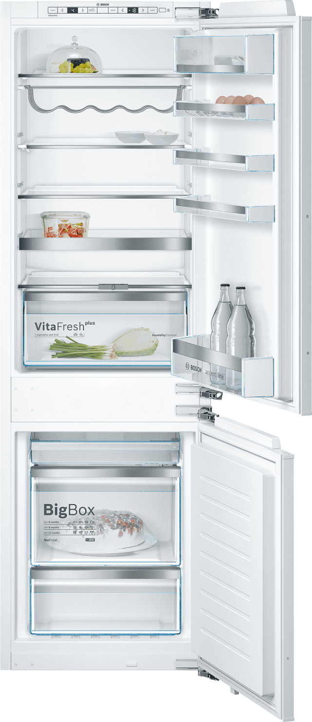 Il frigorifero da incasso integrato No-Frost Smart Cool serie 6 KIN86HD30 di Bosch sviluppa una rumorosità di 39 dB(A). In classe di efficienza energetica A++, è dotato del cassetto VitaFresh plus Box, in cui frutta e verdura rimangono fresche fino a due volte più a lungo grazie a un grado ottimale di umidità. Può essere connesso wi-fi. Misura L 55,8 x P 54,5 x H 177,2 cm. Prezzo su richiesta. www.bosch-home.com/it/ Il frigorifero da incasso integrato No-Frost Smart Cool serie 6 KIN86HD30 di Bosch sviluppa una rumorosità di 39 dB(A). In classe di efficienza energetica A++, è dotato del cassetto VitaFresh plus Box, in cui frutta e verdura rimangono fresche fino a due volte più a lungo grazie a un grado ottimale di umidità. Può essere connesso wi-fi. Misura L 55,8 x P 54,5 x H 177,2 cm. Prezzo su richiesta. www.bosch-home.com/it/