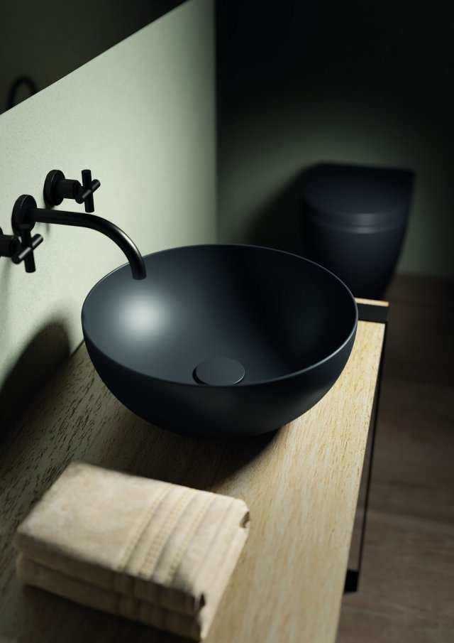 Fa parte della collezione Happy Hour Slim 06:00 di Hatria il lavabo da appoggio nel colore lavagna realizzato con trattamento della superficie ceramica Alchemy. Misura L 40 x P 40 cm. Prezzo 475,80 euro. www.hatria.com Fa parte della collezione Happy Hour Slim 06:00 di Hatria il lavabo da appoggio nel colore lavagna realizzato con trattamento della superficie ceramica Alchemy. Misura L 40 x P 40 cm. Prezzo 475,80 euro. www.hatria.com