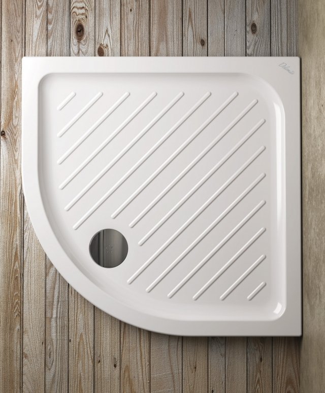 Ha angolo curvo il piatto doccia quadrato della collezione Gemma 2 di Ceramica Dolomite in ceramica bianca. Misura L 80 x P 80 cm. Prezzo 200 euro. www.ceramicadolomite.it Ha angolo curvo il piatto doccia quadrato della collezione Gemma 2 di Ceramica Dolomite in ceramica bianca. Misura L 80 x P 80 cm. Prezzo 200 euro. www.ceramicadolomite.it