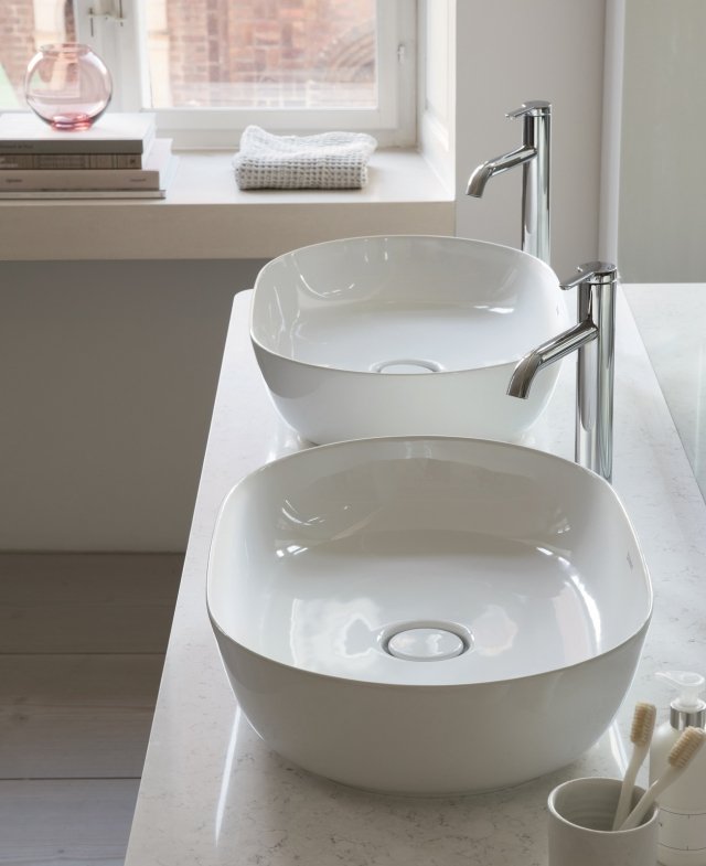 Il lavabo da appoggio Luv di Duravit è realizzato in DuraCeram, uno speciale composto ceramico di Duravit che permette di realizzare bordi molto sottili e resistenti. Ha piletta con tappo in ceramica. Misura L 60 x P 40 cm. Prezzo 670 euro. www.duravit.it Il lavabo da appoggio Luv di Duravit è realizzato in DuraCeram, uno speciale composto ceramico di Duravit che permette di realizzare bordi molto sottili e resistenti. Ha piletta con tappo in ceramica. Misura L 60 x P 40 cm. Prezzo 670 euro. www.duravit.it