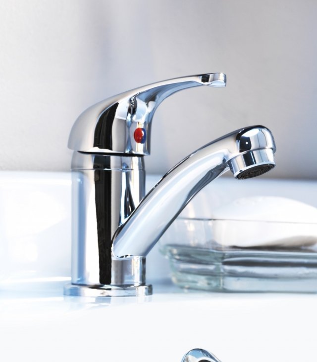 È in ottone cromato il miscelatore monocomando Brogrund di Ikea Italia per lavabo. Grazie alla funzione Cold Start consente di risparmiare fino al 30% di energia. Alto 28 cm, è dotato di aeratore che limita la portata a 5,7 l/min. Prezzo 69 euro. www.ikea.it È in ottone cromato il miscelatore monocomando Brogrund di Ikea Italia per lavabo. Grazie alla funzione Cold Start consente di risparmiare fino al 30% di energia. Alto 28 cm, è dotato di aeratore che limita la portata a 5,7 l/min. Prezzo 69 euro. www.ikea.it