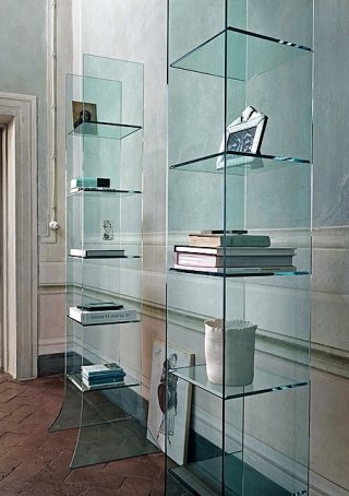 L'espositore a colonna Babele di Fiam Italia è in vetro curvato da 10 mm con ripiani fi ssi bisellati da 10 mm. Nella misura L 50 x P 50 x H 204 cm costa 1.710 euro.