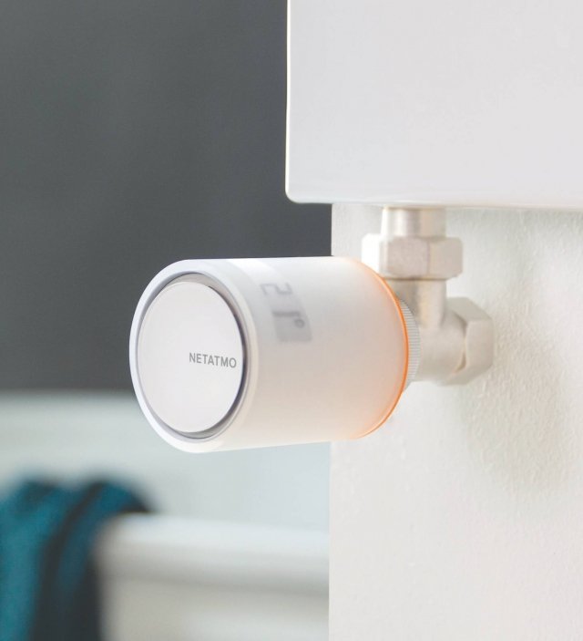Valvola termostatica intelligente di Netatmo. Le valvole collegate al termostato intelligente per termosifoni di Netatmo permettono agli utenti di controllare il proprio riscaldamento da remoto, stanza per stanza, tramite smartphone e di ridurre il consumo di energia della propria casa del 37%, grazie a 3 funzionalità principali: rilevamento delle finestre aperte, regolazione intelligente e regolazione manuale. Queste valvole funzionano perfettamente sia in case con riscaldamento autonomo già dotate di un termostato Netatmo sia in quelle con riscaldamento condominiale. Design Philippe Starck. Prezzo per singola valvola 79,99 euro. Prezzo Starter Pack 199,99 euro. www.netatmo.com Valvola termostatica intelligente di Netatmo. Le valvole collegate al termostato intelligente per termosifoni di Netatmo permettono agli utenti di controllare il proprio riscaldamento da remoto, stanza per stanza, tramite smartphone e di ridurre il consumo di energia della propria casa del 37%, grazie a 3 funzionalità principali: rilevamento delle finestre aperte, regolazione intelligente e regolazione manuale. Queste valvole funzionano perfettamente sia in case con riscaldamento autonomo già dotate di un termostato Netatmo sia in quelle con riscaldamento condominiale. Design Philippe Starck. Prezzo per singola valvola 79,99 euro. Prezzo Starter Pack 199,99 euro. www.netatmo.com
