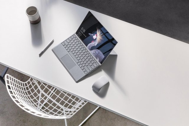 Processore Intel Core i5 o Intel Core i7, SSD, design sottile e leggero per il nuovo Microsoft New Surface Pro HYBRID CTAB Intel Core i7-7660U. Ultraleggero e versatile, permette di creare, studiare, lavorare e giocare praticamente ovunque. Offre il meglio per la produttività mobile, con una batteria che dura tutto il giorno, e un design smussato con bordi arrotondati che ne facilita il trasporto e l'utilizzo durante gli spostamenti. Potente e al contempo sottile e leggero, supporta facilmente app desktop complete e i principali strumenti creativi. Prezzo: a partire da 959 Euro. www.microsoft.com Processore Intel Core i5 o Intel Core i7, SSD, design sottile e leggero per il nuovo Microsoft New Surface Pro HYBRID CTAB Intel Core i7-7660U. Ultraleggero e versatile, permette di creare, studiare, lavorare e giocare praticamente ovunque. Offre il meglio per la produttività mobile, con una batteria che dura tutto il giorno, e un design smussato con bordi arrotondati che ne facilita il trasporto e l'utilizzo durante gli spostamenti. Potente e al contempo sottile e leggero, supporta facilmente app desktop complete e i principali strumenti creativi. Prezzo: a partire da 959 Euro. www.microsoft.com