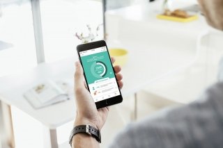 Un nuovo concetto di termostato che si adatta allo stile di vita degli utenti, regalando un elevato livello di comfort e permettendo un notevole risparmio sui consumi di casa. Il nuovo Termostato Connesso di Somfy, grazie all’applicazione per smartphone, permette di accedere facilmente, in qualsiasi momento e da qualsiasi luogo, alle impostazioni, regolando anche a distanza la temperatura dell’abitazione. Le funzionalità permettono di analizzare le prestazioni energetiche dell’abitazione, le condizioni climatiche del posto, le abitudini di coloro che vivono la casa e stima quelli che possono essere i consumi. Grazie ai suggerimenti è possibile consumare meno e risparmiare concretamente sulla bolletta. Grazie alla geolocalizzazione, quando si è lontani da casa, il termostato abbassa il riscaldamento per poi aumentarlo fino alla temperatura desiderata quando il sistema rileva il proprio avvicinamento, in questo modo è possibile usufruire della temperatura desiderata quando serve davvero. È compatibile con la maggior parte dei sistemi di riscaldamento e in più è associabile alle tapparelle motorizzate per garantire una gestione consumi ancora più efficace. Prezzo: versione filare 169 euro; versione radio 199 euro. www.somfy.it Un nuovo concetto di termostato che si adatta allo stile di vita degli utenti, regalando un elevato livello di comfort e permettendo un notevole risparmio sui consumi di casa. Il nuovo Termostato Connesso di Somfy, grazie all’applicazione per smartphone, permette di accedere facilmente, in qualsiasi momento e da qualsiasi luogo, alle impostazioni, regolando anche a distanza la temperatura dell’abitazione. Le funzionalità permettono di analizzare le prestazioni energetiche dell’abitazione, le condizioni climatiche del posto, le abitudini di coloro che vivono la casa e stima quelli che possono essere i consumi. Grazie ai suggerimenti è possibile consumare meno e risparmiare concretamente sulla bolletta. Grazie alla geolocalizzazione, quando si è lontani da casa, il termostato abbassa il riscaldamento per poi aumentarlo fino alla temperatura desiderata quando il sistema rileva il proprio avvicinamento, in questo modo è possibile usufruire della temperatura desiderata quando serve davvero. È compatibile con la maggior parte dei sistemi di riscaldamento e in più è associabile alle tapparelle motorizzate per garantire una gestione consumi ancora più efficace. Prezzo: versione filare 169 euro; versione radio 199 euro. www.somfy.it