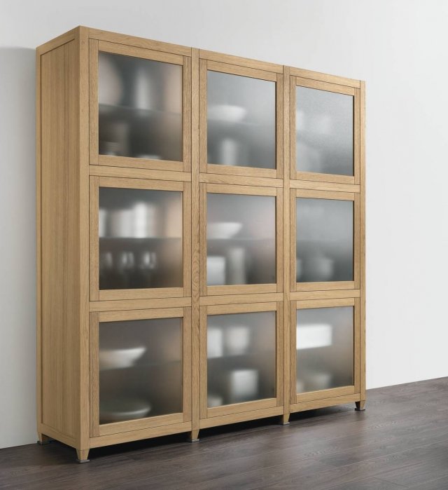 Un jolly adatto tanto per la cucina quanto per il soggiorno, offre 9 vani suddivisi da ripiani interni. Il mobile della Linea Plan di Cucine Lube ha le ante a telaio con vetro satinato; la struttura è in impiallacciato spazzolato materico con nodo in rovere naturale a fiamma verticale. Misura L 200 x P 48 x H 206 cm. Prezzo da rivenditore. www.cucinelube.it Un jolly adatto tanto per la cucina quanto per il soggiorno, offre 9 vani suddivisi da ripiani interni. Il mobile della Linea Plan di Cucine Lube ha le ante a telaio con vetro satinato; la struttura è in impiallacciato spazzolato materico con nodo in rovere naturale a fiamma verticale. Misura L 200 x P 48 x H 206 cm. Prezzo da rivenditore. www.cucinelube.it