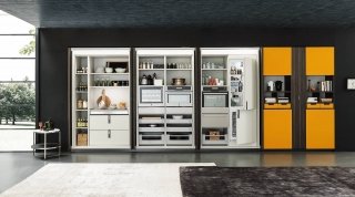 Materia Oversize di Febal Casa con ante finiture Olmo Prado dark e Mandarino opaco Materia Oversize di Febal Casa con ante finiture Olmo Prado dark e Mandarino opaco