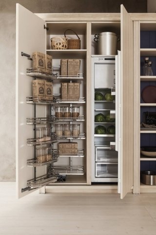 dispensa collezione Maestrale di Scandola realizzata in abete massello colore bianco perla dispensa collezione Maestrale di Scandola realizzata in abete massello colore bianco perla