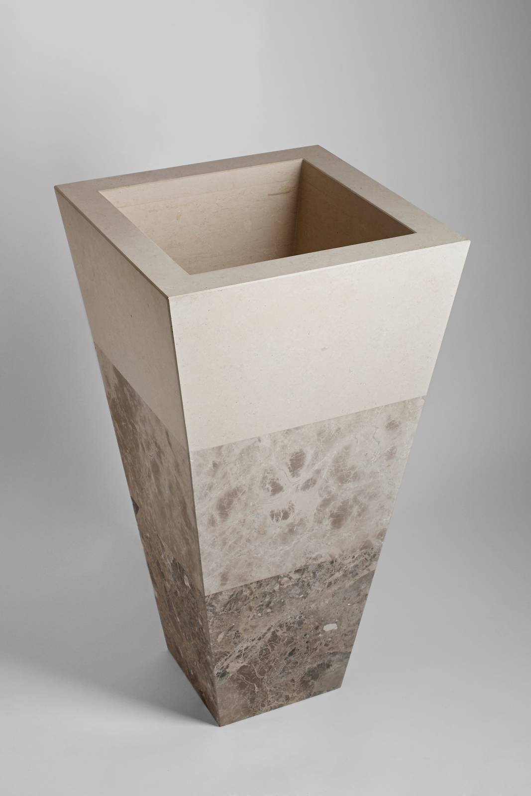 Lavabo da terra Piramide costituito da tre marmi assemblati Lavabo da terra Piramide costituito da tre marmi assemblati