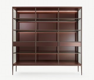 La libreria Alambra di Rimadesio design Giuseppe Bavuso ha schienale e cassetti in vetro laccato lucido amaranto, ripiani e fi anchi in vetro trasparente grigio. Il top e il basamento sono in legno laccato amaranto opaco. Misura L 194,8 x P 40 x H 190 cm e costa 8.292,34 euro.