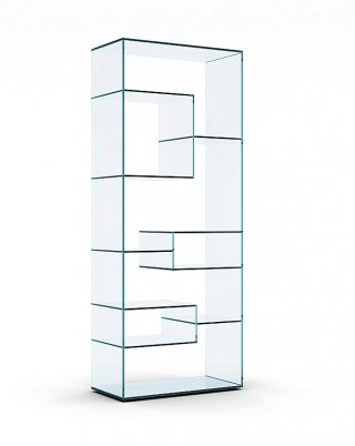 È disponibile in diverse misure la libreria Liber di Tonelli Design con struttura e ripiani sfalsati in vetro trasparente o extrachiaro. Nella misura L 80 x P 40 x H 200 cm, costa 2.257 euro.