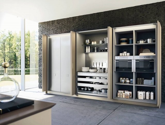 Quasi una cucina completa: una volta aperta, la composizione di colonne svela frigo e congelatore con ante in acciaio, doppio forno, vano attrezzato con piano in acciaio estraibile e cassetti. Il tutto viene illuminato da luci led. Le colonne con ante a scomparsa in laccato opaco corda fanno parte della cucina Lab13 di Aran Cucine, disponibile in più di 15 materiali, per oltre 150 finiture. Prezzo da rivenditore. www.arancucine.it Quasi una cucina completa: una volta aperta, la composizione di colonne svela frigo e congelatore con ante in acciaio, doppio forno, vano attrezzato con piano in acciaio estraibile e cassetti. Il tutto viene illuminato da luci led. Le colonne con ante a scomparsa in laccato opaco corda fanno parte della cucina Lab13 di Aran Cucine, disponibile in più di 15 materiali, per oltre 150 finiture. Prezzo da rivenditore. www.arancucine.it