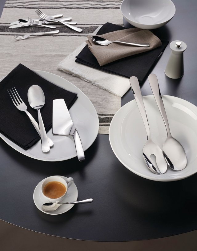 Giro di Alessi è il set di posate da 13 pezzi con un fascino senza tempo: sono interamente realizzate in acciaio inossidabile 18/10 lucido e hanno i manici in grado di garantirne l'equilibrio durante l'uso. Prezzo 51 euro per il set da 5 pezzi (cucchiaio, forchetta, coltello, forchetta da frutta e cucchiaino). www.alessi.com Giro di Alessi è il set di posate da 13 pezzi con un fascino senza tempo: sono interamente realizzate in acciaio inossidabile 18/10 lucido e hanno i manici in grado di garantirne l'equilibrio durante l'uso. Prezzo 51 euro per il set da 5 pezzi (cucchiaio, forchetta, coltello, forchetta da frutta e cucchiaino). www.alessi.com