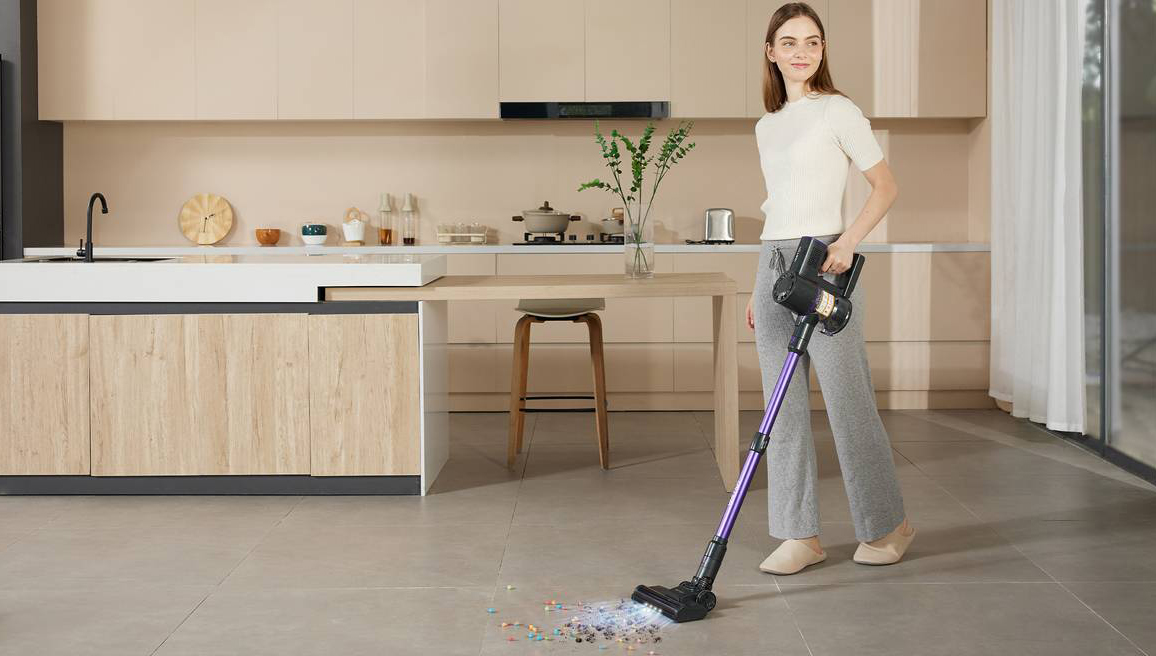 L’aspirapolvere V8Pro di Vactidy è dotata di un potente motore da 160 watt, che fornisce un’aspirazione di 25 kPa in due possibili modalità: Max e ECO con una durata fino a 35 minuti di pulizia continua. Integra la tecnologia CycloneFlow™, un sistema di filtrazione ciclonica a 4 stadi per un filtraggio del 99,97% delle particelle di polvere microscopiche, rilasciando aria fresca durante l'aspirazione e prevenendo l’inquinamento atmosferico. Prezzo: 229 euro. www.vactidy.com