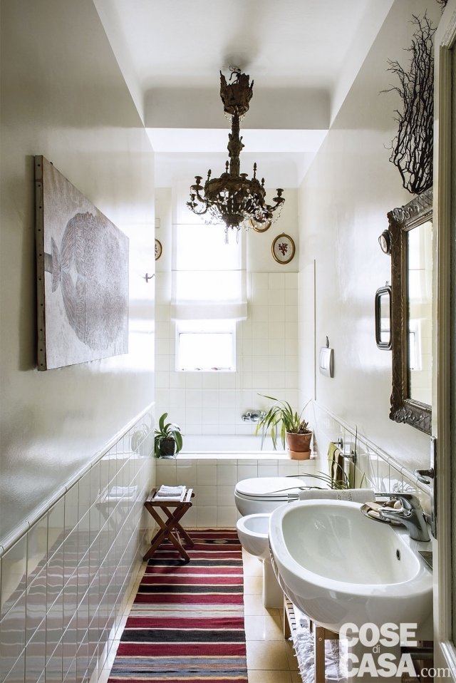 nel bagno lavabo sospeso, sanitari, vasca nel sottofinestra e lampadario chandelier nel bagno lavabo sospeso, sanitari, vasca nel sottofinestra e lampadario chandelier