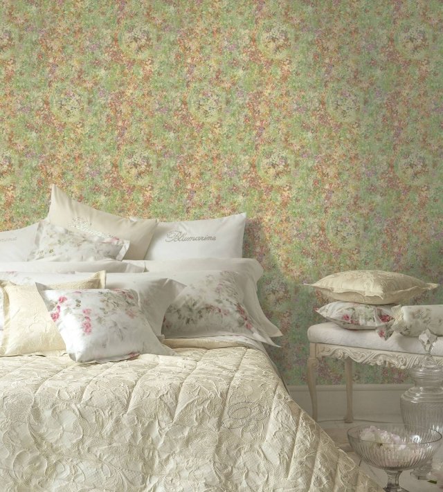 Floreale. La nuova collezione di Blumarine è un omaggio allo stile e all’eleganza che da sempre contraddistinguono il mondo Blumarine. Drappi in voile e tessuti plissé che fanno da cornice a delicati bouquet di fiori e a preziosi ramage, un rigoglioso giardino fiorito e un prezioso ricamo damascato vocano sulle pareti il fascino delle sfilate Blumarine creando suggestioni pittoriche. Questo prodotto viene distribuito in rotoli di 0,7x10,05 m ed è carta da parati vinilica con supporto TNT. Prezzo su richiesta. www.blumarine.com Floreale. La nuova collezione di Blumarine è un omaggio allo stile e all’eleganza che da sempre contraddistinguono il mondo Blumarine. Drappi in voile e tessuti plissé che fanno da cornice a delicati bouquet di fiori e a preziosi ramage, un rigoglioso giardino fiorito e un prezioso ricamo damascato vocano sulle pareti il fascino delle sfilate Blumarine creando suggestioni pittoriche. Questo prodotto viene distribuito in rotoli di 0,7x10,05 m ed è carta da parati vinilica con supporto TNT. Prezzo su richiesta. www.blumarine.com