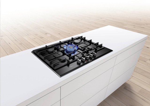 piano cottura a gas in vetroceramica della Serie 8 mod. PRR7A6D70 di Bosch dotato di Flame Select largo 75 cm piano cottura a gas in vetroceramica della Serie 8 mod. PRR7A6D70 di Bosch dotato di Flame Select largo 75 cm