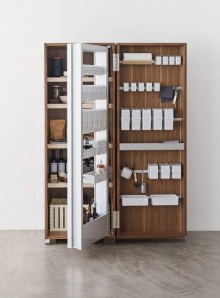 stazione di contenimento della cucina Blthaup b2 di Bulthaup disponibile in rovere o in noce, con ripiani in essenza di acero massello stazione di contenimento della cucina Blthaup b2 di Bulthaup disponibile in rovere o in noce, con ripiani in essenza di acero massello