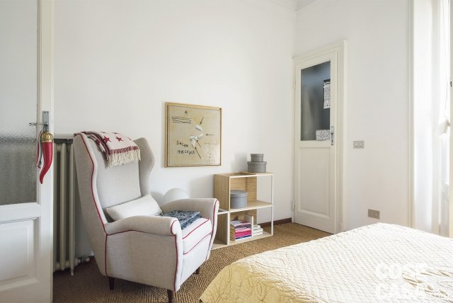 camera con letto e poltrona classica con rivestimento sartoriale camera con letto e poltrona classica con rivestimento sartoriale