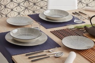 piatto in porcellana chiara con decoro minimale blu Rayon di Conforama piatto in porcellana chiara con decoro minimale blu Rayon di Conforama