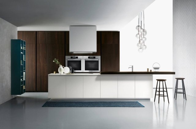 One di Ernestomeda è la cucina dal design essenziale e rigoroso, messo in risalto dalle ampie superfici realizzate in laccato opaco white moon e in pregiato Rovere Termotrattato Scuro: è uno dei modelli più richiesti e venduti. Il top in Corian glacier white armonizza perfettamente con la composizione. Prezzo su richiesta. www.ernestomeda.com One di Ernestomeda è la cucina dal design essenziale e rigoroso, messo in risalto dalle ampie superfici realizzate in laccato opaco white moon e in pregiato Rovere Termotrattato Scuro: è uno dei modelli più richiesti e venduti. Il top in Corian glacier white armonizza perfettamente con la composizione. Prezzo su richiesta. www.ernestomeda.com