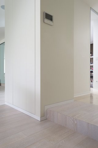 battiscopa a filo muro Proskirting Channel e Proskirting Flat di Progress Profiles in alluminio verniciato bianco battiscopa a filo muro Proskirting Channel e Proskirting Flat di Progress Profiles in alluminio verniciato bianco