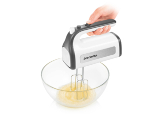 Senza fili per poter frullare facilmente e con velocità regolabile, il frullatore a immersione della linea GrandChef di Tescoma ha l’impugnatura adattabile in 3 posizioni per essere il più comodo possibile a seconda della lavorazione. Ha in dotazione bicchiere, recipiente tritatutto e frusta. Prezzo 149,90 euro. www.tescomaonline.com