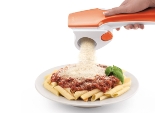 La base verticale salvaspazio riduce al minimo l'ingombro sul piano cucina di Gratì 2.0 di Ariete. Senza fili, leggero e maneggevole, permette di grattugiare il formaggio direttamente sul piatto. Grazie alla lunga autonomia sminuzza fino ad 1 kg di formaggio, ma si può utilizzare anche per frutta secca, cioccolato e pane secco. È fornito con un rullo. Prezzo 50 euro. www.ariete.net