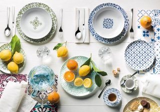 set di piatti con decori delle ceramiche siciliane Maioliche di Fratelli Guzzini set di piatti con decori delle ceramiche siciliane Maioliche di Fratelli Guzzini
