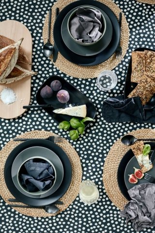 piatti e ciotole in porcellana nei toni del grigio scuro e del nero H&M Home piatti e ciotole in porcellana nei toni del grigio scuro e del nero H&M Home