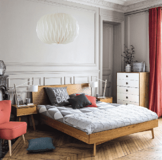 Portobello di Maisons du Monde è un letto in legno di rovere dorato, tinto e  verniciato.Il dettaglio che fa la differenza: i piedi obliqui che alludono al design degli anni ’50. Misura L 170 x P 212 x H 90 cm. Prezzo 499 euro. www.maisonsdumonde.com