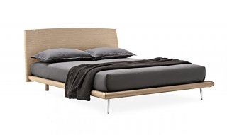 Ha la testiera sagomata, composta da un unico elemento, impiallacciata in legno di frassino, il letto in legno Natural Dixie di Calligaris con piedini in alluminio. Misura L 185,5 x P 223 x H 97 cm. Prezzo 1.389 euro. www.calligaris.it