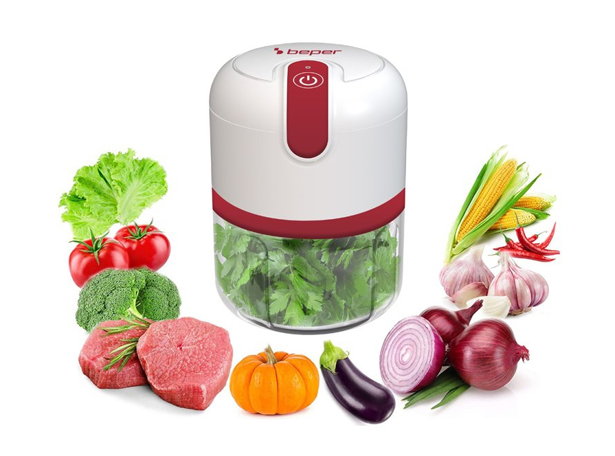 Il mini tritatutto ricaricabile con batteria al litio compatto di Beper è dotato di tre lame in acciaio inossidabile che tritano velocemente carne, erbe aromatiche e verdure semplicemente tenendo premuto il tasto di funzionamento. Il contenitore è capiente 250 ml. Ha autonomia fino a 20 cicli con ricarica di circa 5 ore. Prezzo 15 euro. www.beper.com
