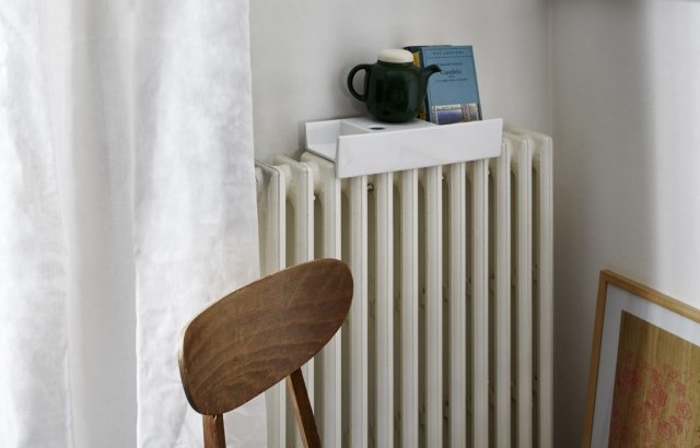 Umidificatore Travetta design Patricia Urquiola di Il Coccio Design Edition. In ceramica Made in Italy. L' oggetto mimetizza la sua funzione primaria, la mensola si appoggiata sul calorifero e funge da porta oggetti. Misura 40x14x h 8,4 cm. Prezzo 60 euro. www.ilcocciodesign.com Umidificatore Travetta design Patricia Urquiola di Il Coccio Design Edition. In ceramica Made in Italy. L' oggetto mimetizza la sua funzione primaria, la mensola si appoggiata sul calorifero e funge da porta oggetti. Misura 40x14x h 8,4 cm. Prezzo 60 euro. www.ilcocciodesign.com