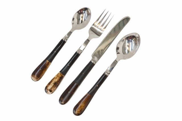 BK 51 di Novità Home è il set da 24 pezzi realizzato in acciaio lucido impreziosito dal manico in corno che aggiunge un dettaglio esotico. Prezzo 277,10 euro per il set. www.novitahome.com BK 51 di Novità Home è il set da 24 pezzi realizzato in acciaio lucido impreziosito dal manico in corno che aggiunge un dettaglio esotico. Prezzo 277,10 euro per il set. www.novitahome.com