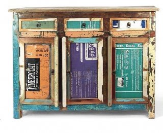 La credenza vintage per la cucina SO-11 di Novità Home, con tre sportelli e tre cassetti, decorati da scritte è in ferro e legno riciclato. Misura L 120 x P 40 x H 90 cm e costa 725 euro.